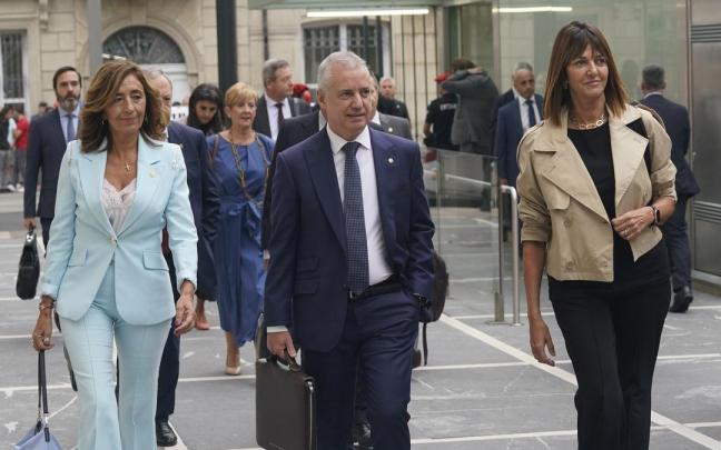 El lehendakari, Iñigo Urkullu, flanqueado por la consejera de Autogobierno, Olatz Garamendi, y la vicelehendakari segunda, la socialista Idoia Mendia