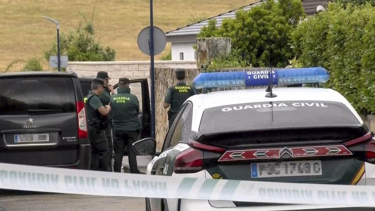 Agentes de la Guardia Civil en la vivienda de Soto del Real.