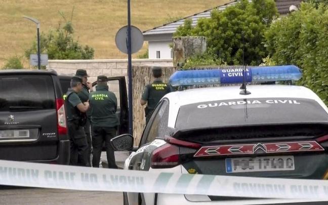 Agentes de la Guardia Civil en la vivienda de Soto del Real.