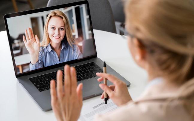 Una ejecutiva se despide de una candidata a un puesto de trabajo.