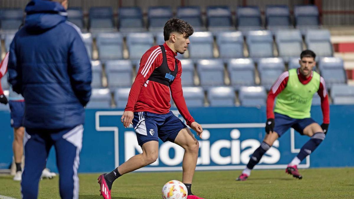 Abde, con el balón de la Copa, en el entrenamiento de ayer en Tajonar, que se desarrolló a puerta cerrada.