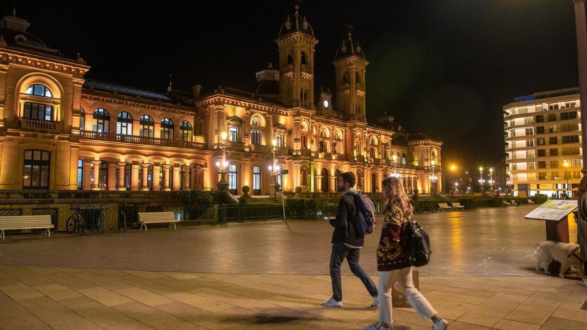 Donostia se ilumina de amarillo por el Tour de Francia