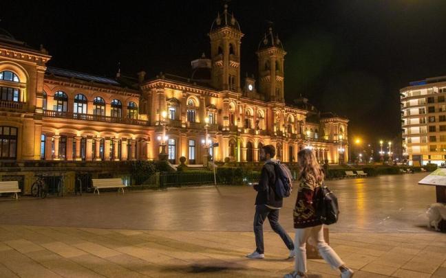 Donostia se ilumina de amarillo por el Tour de Francia