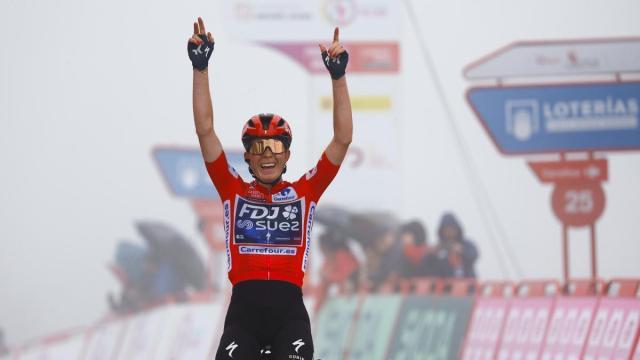 Vollering festeja la victoria en Cotobello, final de la pasada edición de la Vuelta femenina.