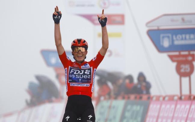 Vollering festeja la victoria en Cotobello, final de la pasada edición de la Vuelta femenina.