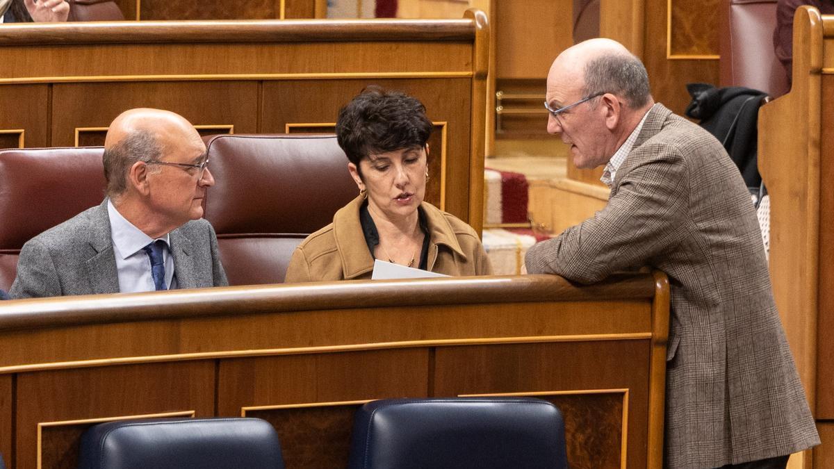 La portavoz del PNV en el Congreso, Maribel Vaquero, flanqueada por Mikel Legarda y Joseba Agirretxea