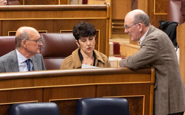 La portavoz del PNV en el Congreso, Maribel Vaquero, flanqueada por Mikel Legarda y Joseba Agirretxea