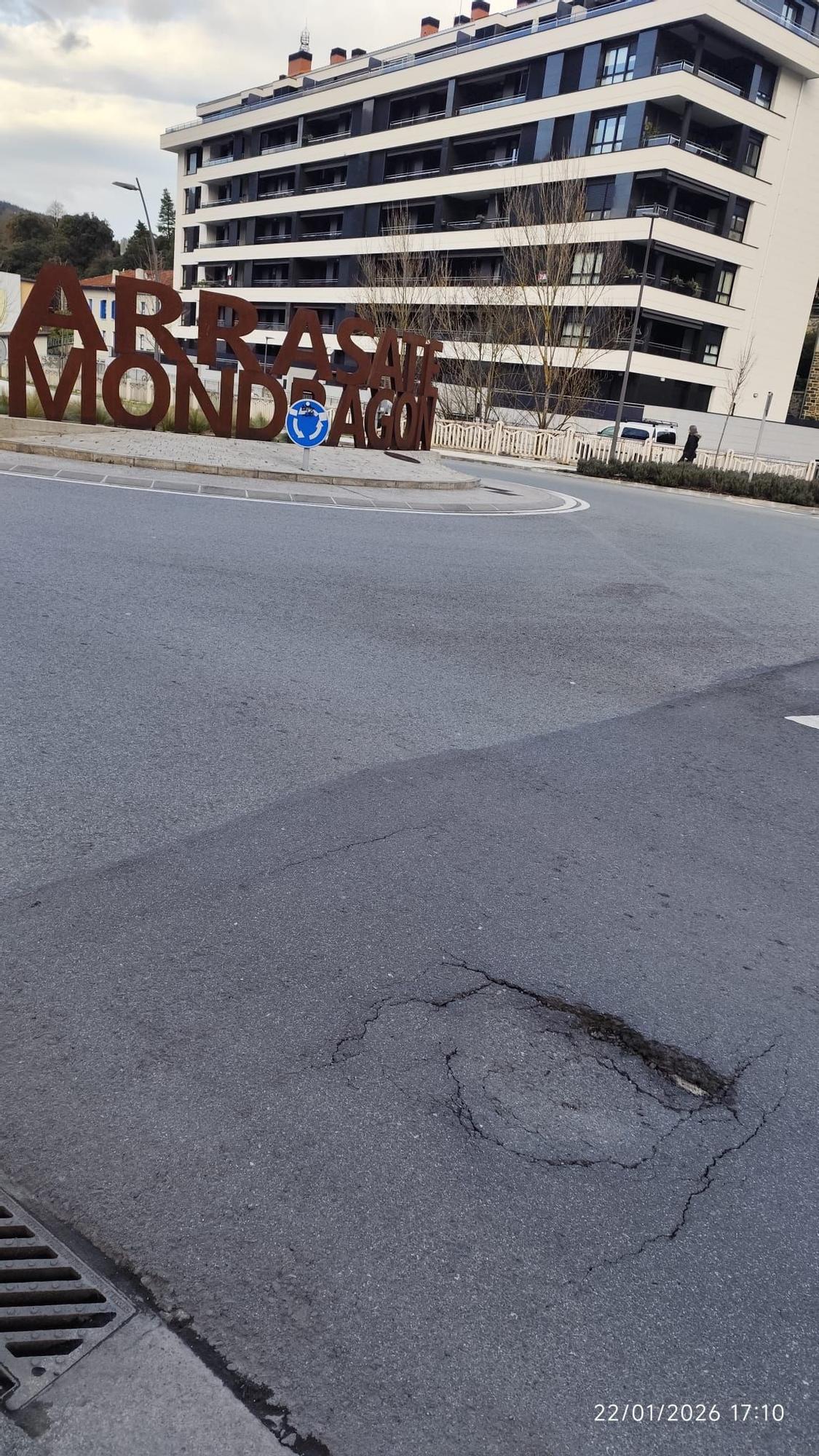 Socavón a la altura de la rotonda Arrasate-Mondragon.