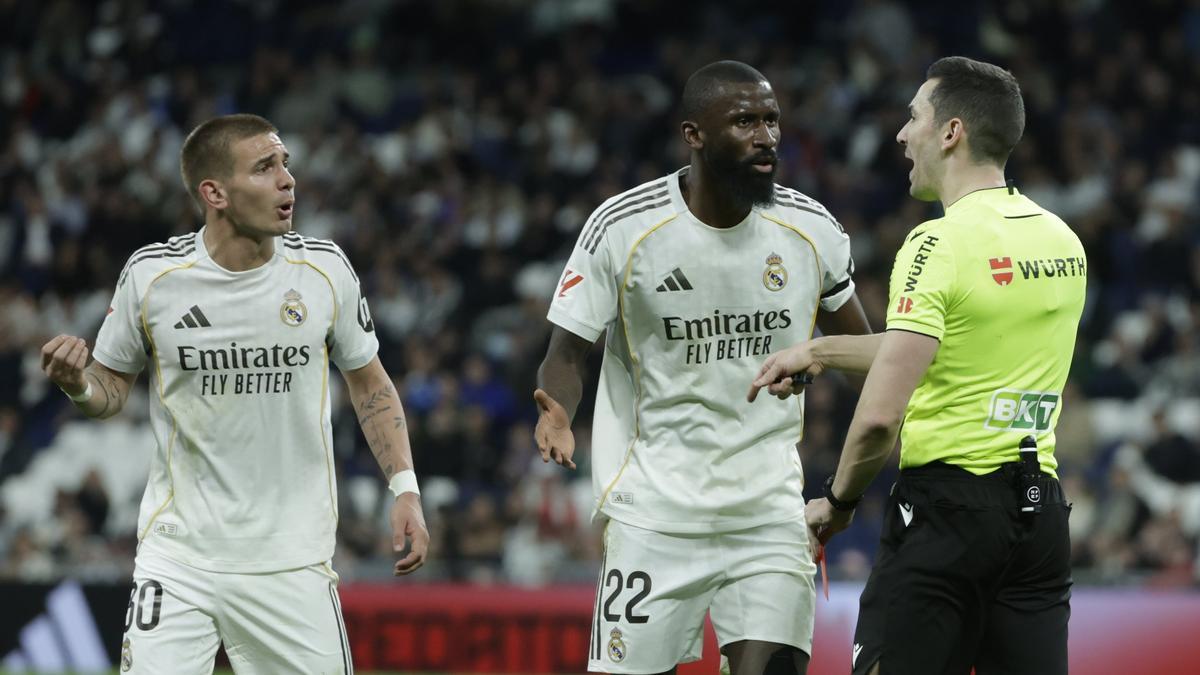 Franco Mastantuono y Antonio Rudiger protestan a Muñiz Ruiz.