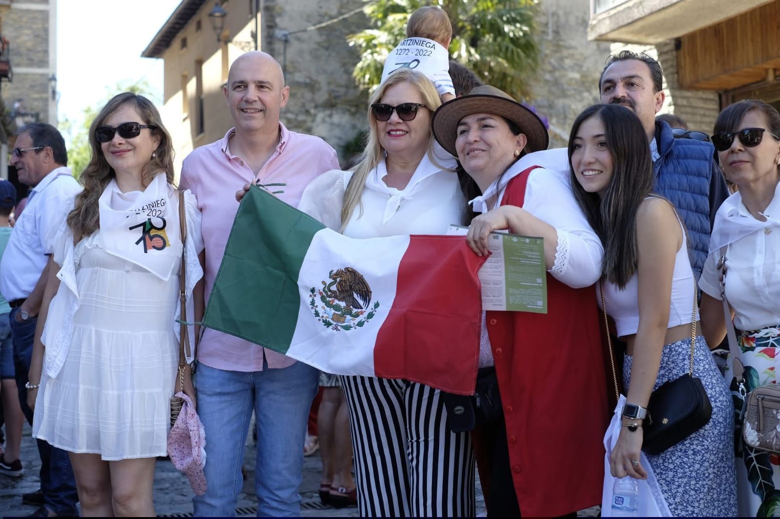 El alcalde de Artziniega, Joseba Vivanco, junto a Arciniegas de México que acudieron al primer encuentro de 2022