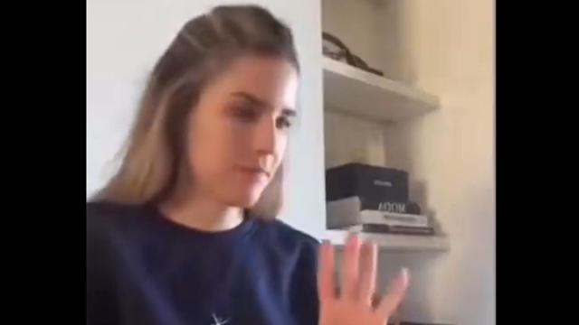 La influencer, simulando la videollamada.