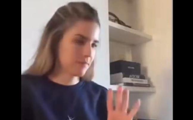 La influencer, simulando la videollamada.