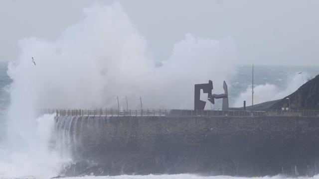 Olas y fuertes rachas de viento en Donostia.