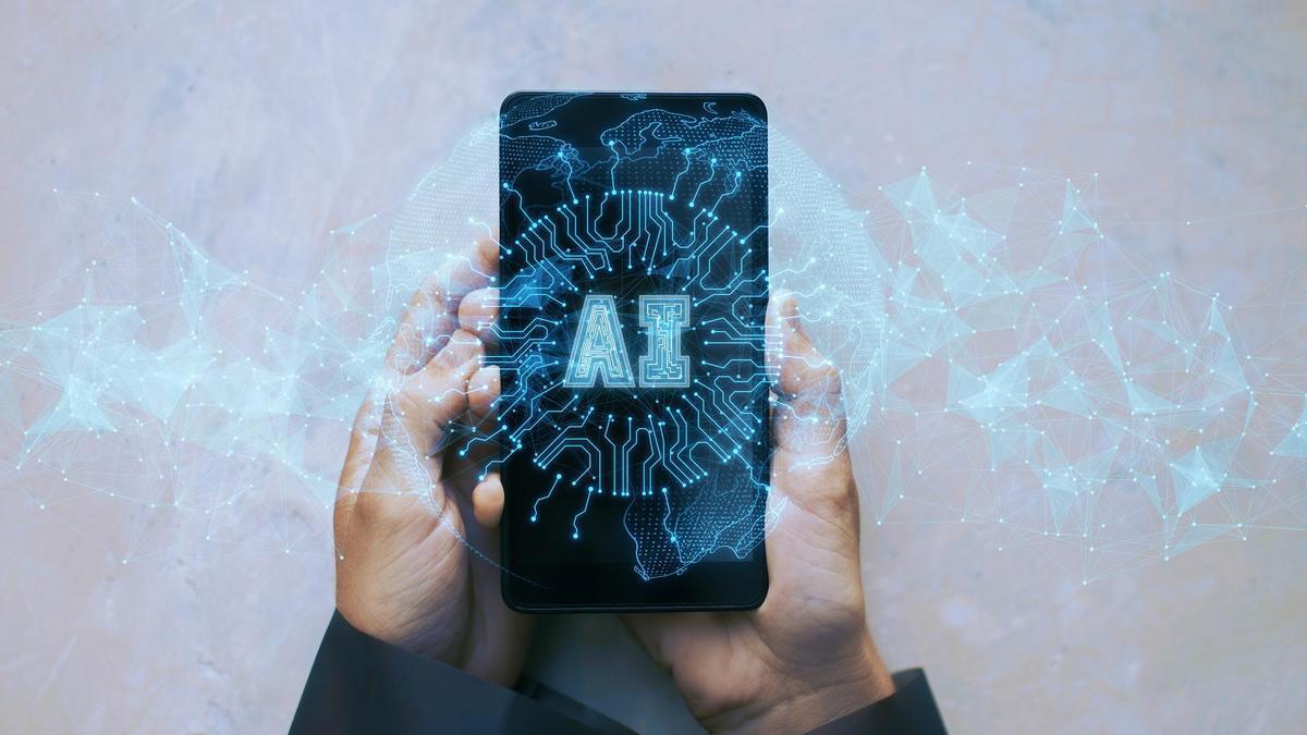 Un usuario sujeta un móvil con un holograma de inteligencia artificial.