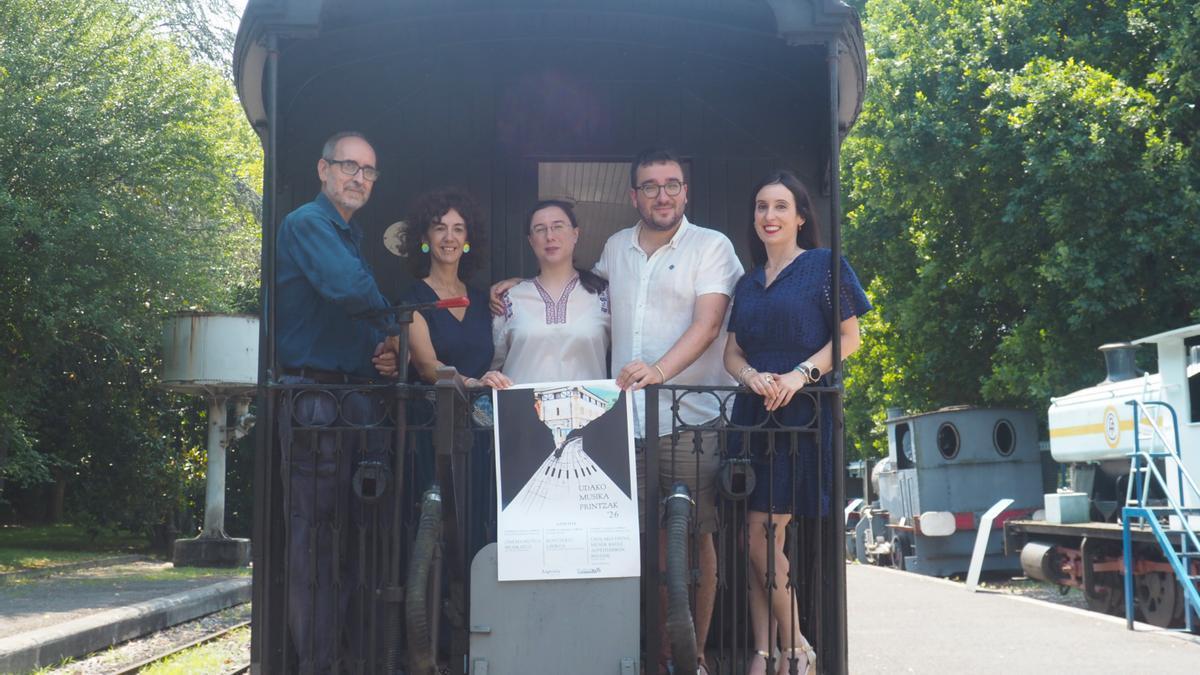 Uno de los vagones que acogerá el concierto itinerante del 17 de julio sirvió de marco a la presentacion del ciclo Udako Musika Printzak.