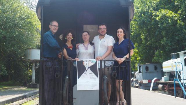 Uno de los vagones que acogerá el concierto itinerante del 17 de julio sirvió de marco a la presentacion del ciclo Udako Musika Printzak.