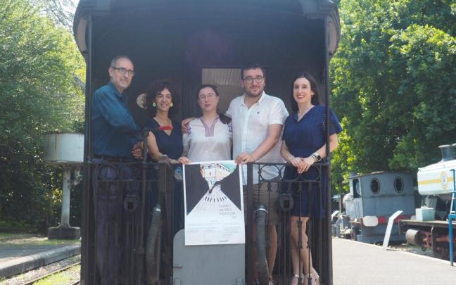 Uno de los vagones que acogerá el concierto itinerante del 17 de julio sirvió de marco a la presentacion del ciclo Udako Musika Printzak.