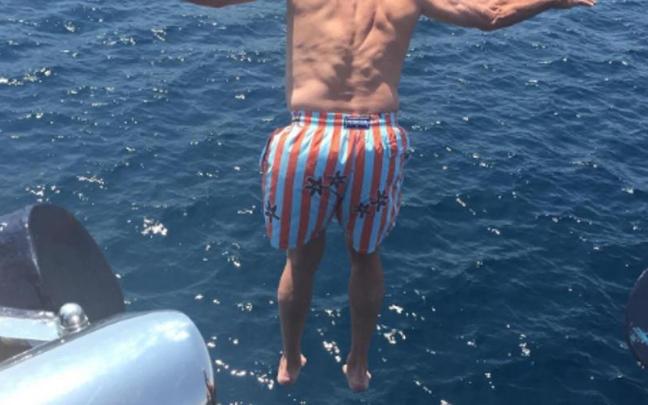 El actor Robert De Niro saltando desde el yate.