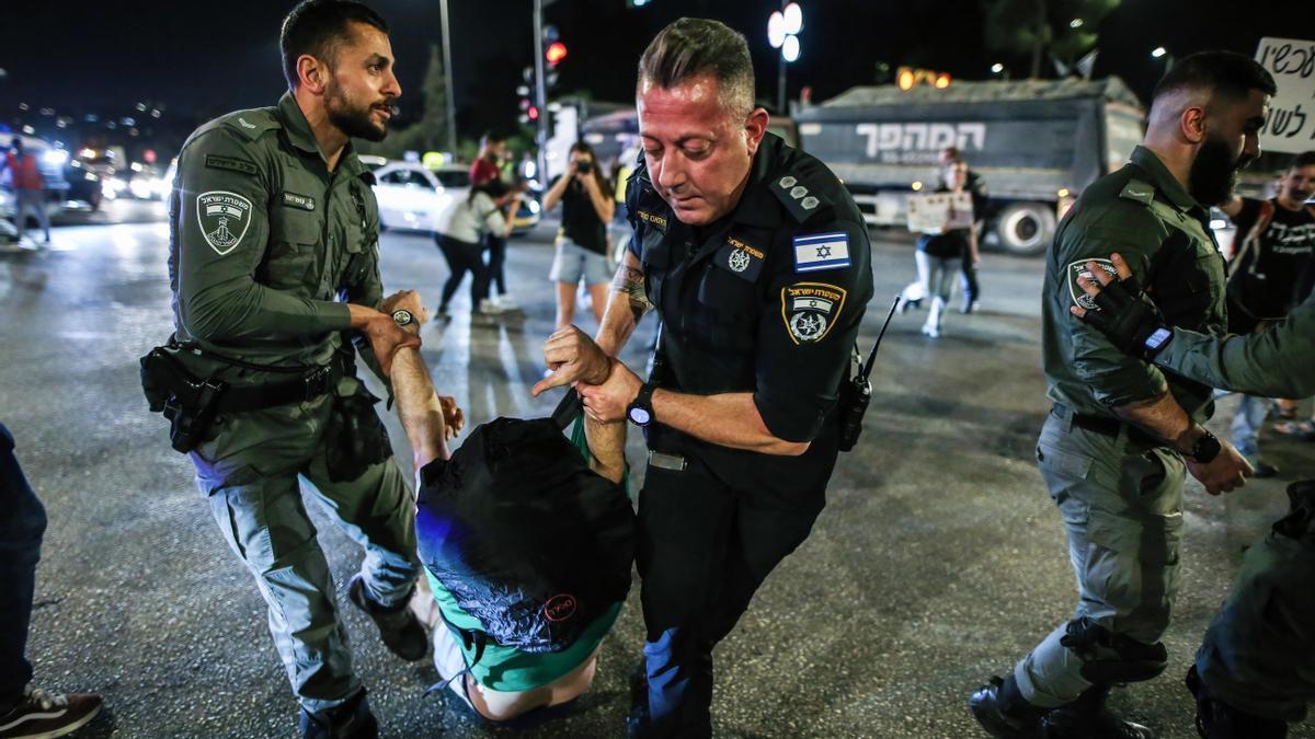 La Policía israelí reprime duramente las cada vez más numerosas protestas contra el primer ministro Netanyahu.