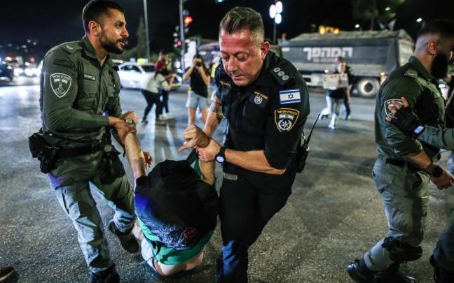 La Policía israelí reprime duramente las cada vez más numerosas protestas contra el primer ministro Netanyahu.