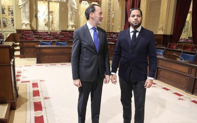 El secretario general de Vox, Ignacio Garriga (d), junto al presidente del Parlament balear, Gabriel Le Senne, que este lunes ha sido expulsado.