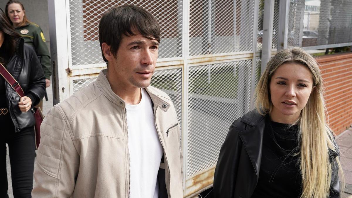 El actor Juan José Ballesta y su abogada, Beatriz Uriarte, a la salida del juzgado.