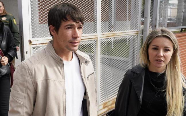 El actor Juan José Ballesta y su abogada, Beatriz Uriarte, a la salida del juzgado.