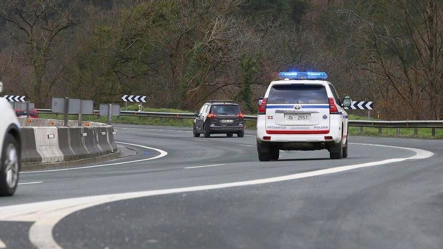 Un coche de la Ertzaintza circula por la zona donde ocurrió el accidente en la N-I.