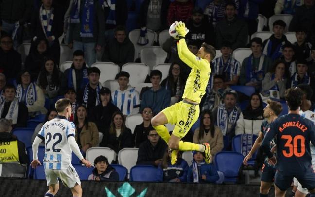 Remiro atrapa un balón en el duelo ante el Valencia. / RUBEN PLAZA