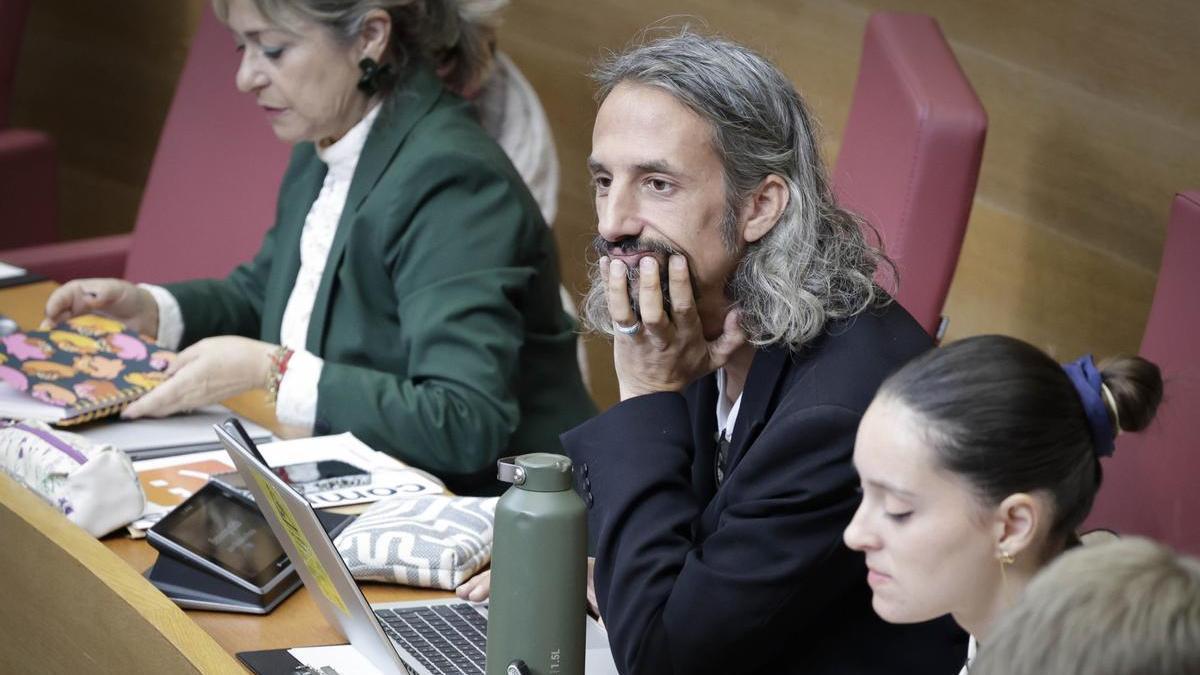 El diputado de Compromís en Les Corts Juan Bordera, este miércoles en el pleno.