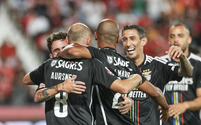 Los lisboetas, en cualquier caso, tampoco se han movido mal para reforzar el plantel, incorporando a Kokcu (Feyenoord), Di María (Juventus) o Cabral (Fiorentina). Además, han renovado la cesión de Gonçalo Guedes (Wolverhampton), quien ya militara a préstamo en el equipo durante la segunda parte de la pasada temporada. Este Benfica lleva seis puntos de nueve en su liga, y ganó la supercopa