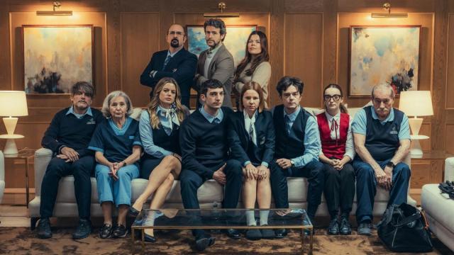 Imagen del elenco principal de ‘Muertos S.L.’ junto a la directora de la serie, Laura Caballero