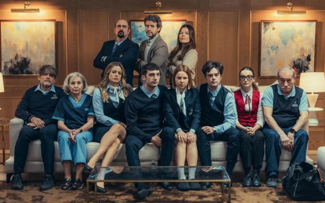 Imagen del elenco principal de ‘Muertos S.L.’ junto a la directora de la serie, Laura Caballero