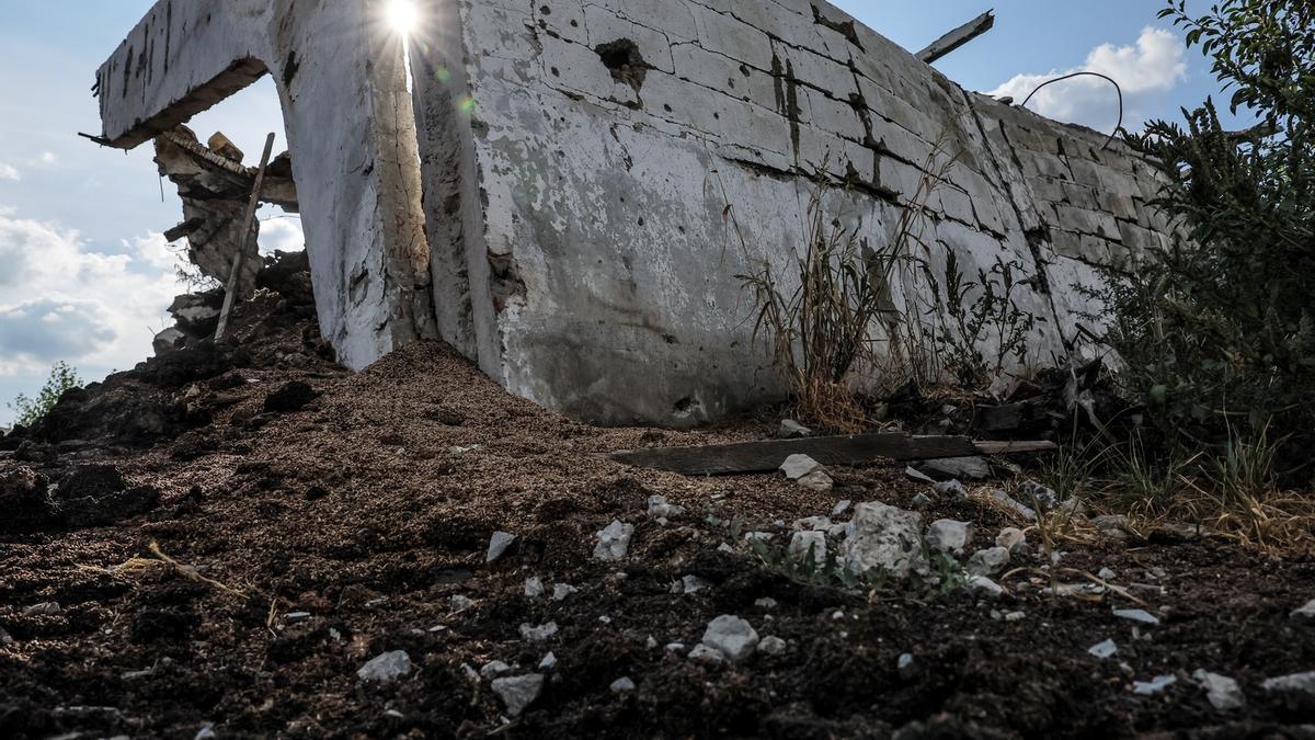 Vista de una granja destruida por la artillería rusa en Járkov tras los combates del fin de semana.