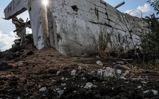 Vista de una granja destruida por la artillería rusa en Járkov tras los combates del fin de semana.
