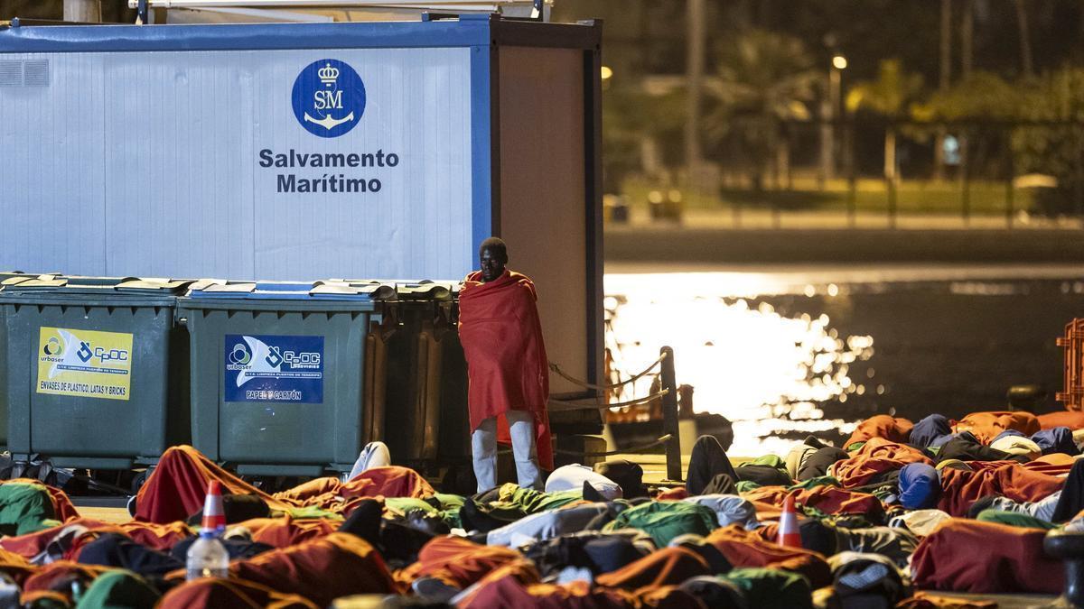 Unos 200 migrantes duermen en el puerto de Tenerife al estar los centros de acogida desbordados por la llegada masiva de migrantes.