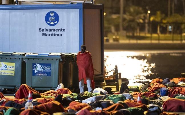 Unos 200 migrantes duermen en el puerto de Tenerife al estar los centros de acogida desbordados por la llegada masiva de migrantes.