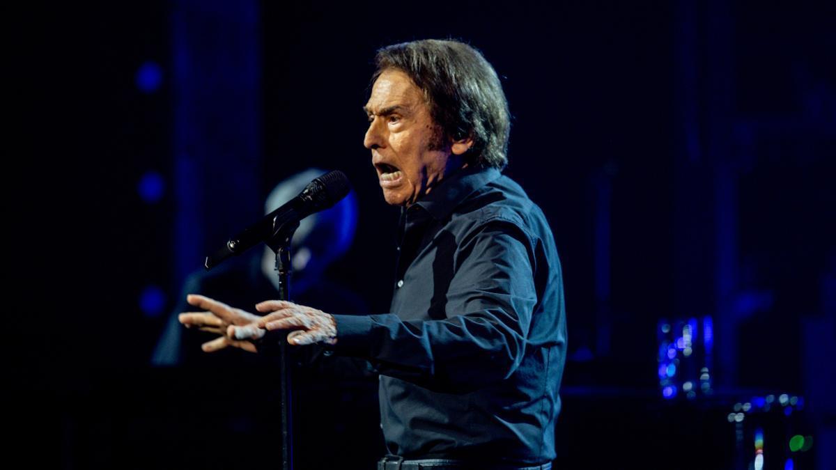 El cantante Raphael, durante un concierto en el Teatro de la Zarzuela.