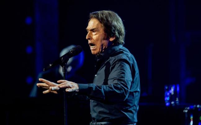 El cantante Raphael, durante un concierto en el Teatro de la Zarzuela.