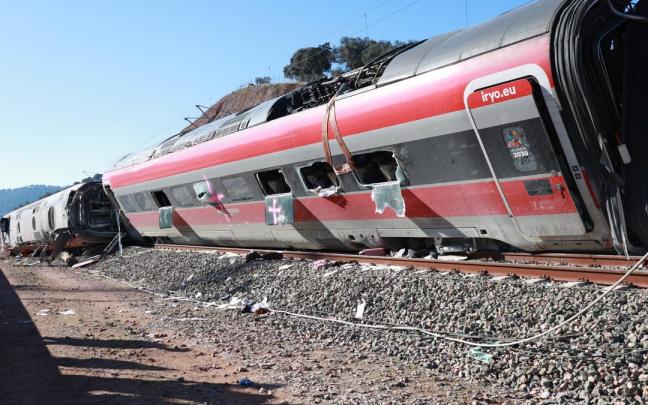 Uno de los vagones del tren Iryo que descarriló