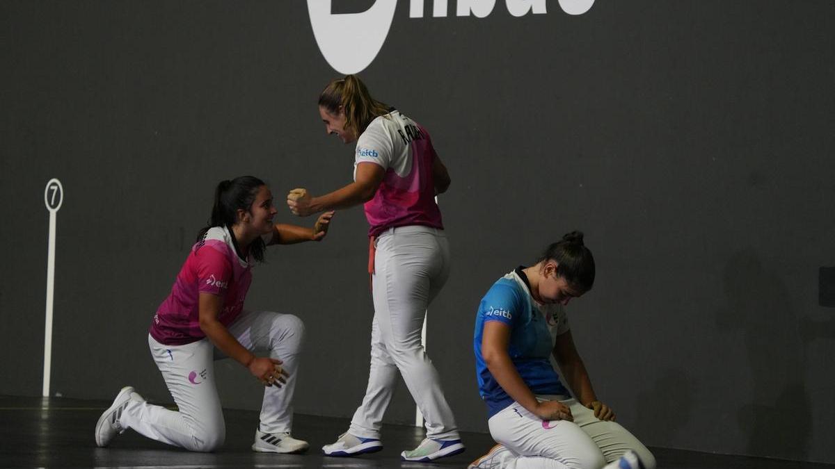 Nora Mendizabal y Amaia Alday celebran el triunfo en Bilbao, mientras Enara Gaminde se lamenta en el suelo.