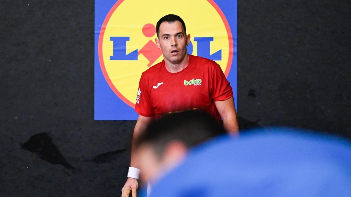 Darío Gómez supera a Erik Jaka en la liguilla de cuartos de final del Manomanista en el Aitzuri de Zumaia.