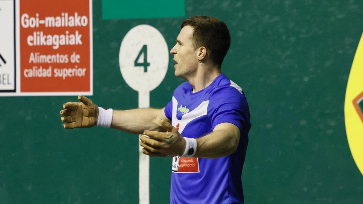 Iñaki Artola, durante su primer partido de la liguilla de cuartos de final.