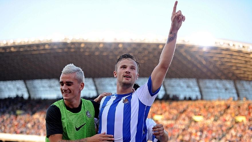 Haris Seferovic celebra con un suplente Antoine Griezmann su 2-0 al Getafe, en la primera jornada de la Liga 2013-14. / EFE