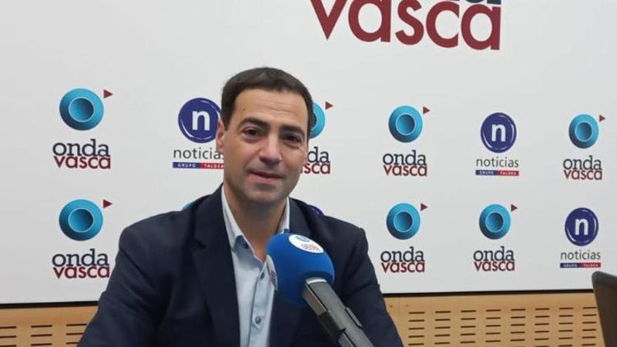 El candidato del PNV a lehendakari, Imanol Pradales, durante su entrevista en Onda Vasca.