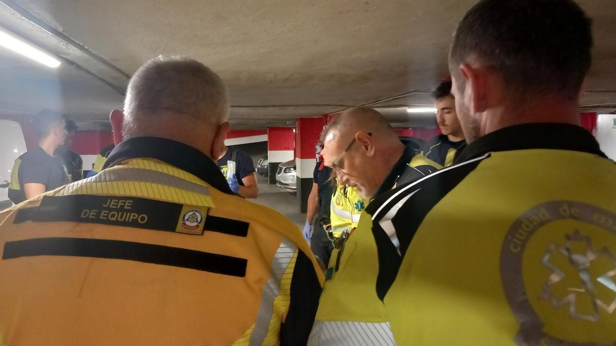 Efectivos de emergencias, en el garaje en el que ha fallecido la víctima.
