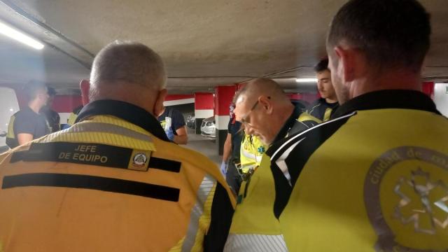 Efectivos de emergencias, en el garaje en el que ha fallecido la víctima.