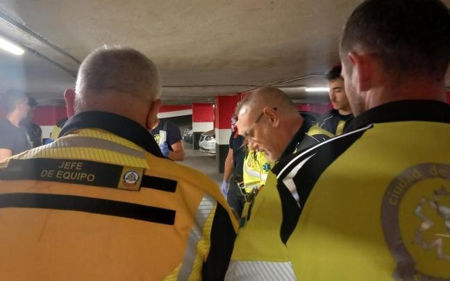 Efectivos de emergencias, en el garaje en el que ha fallecido la víctima.