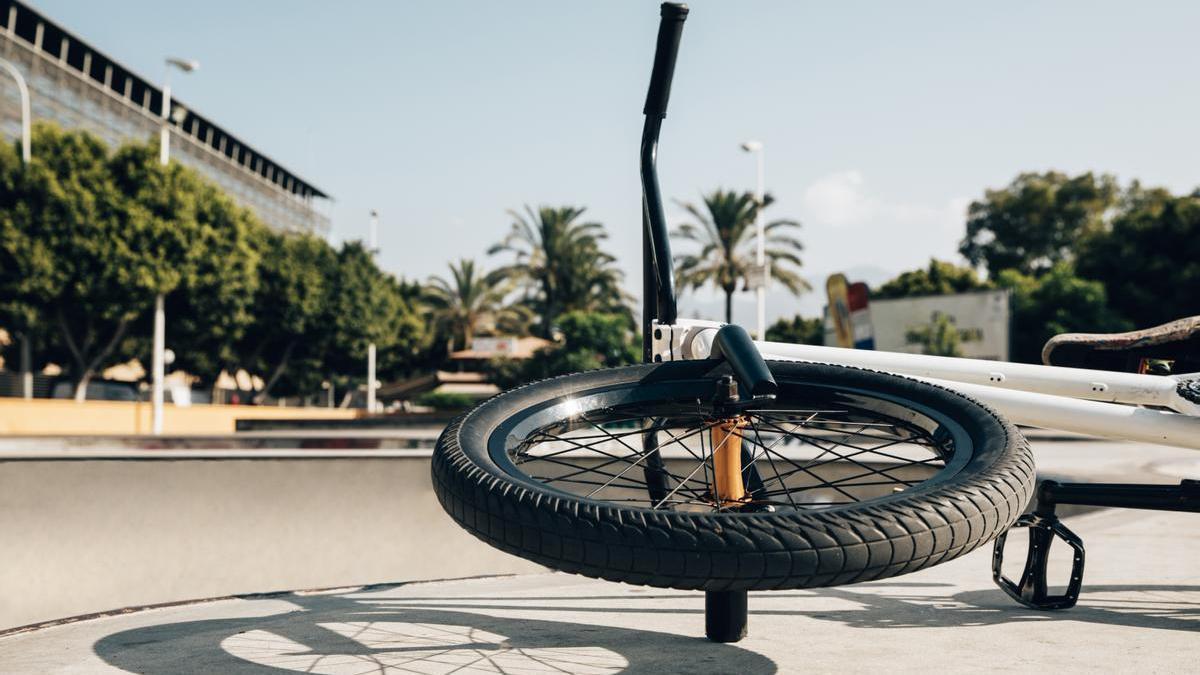 Una bicicleta en el suelo.