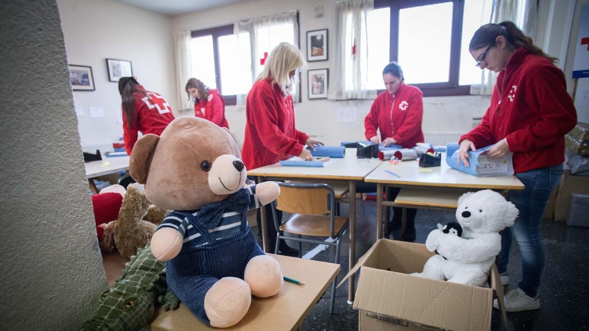 Voluntarios de Cruz roja preparan los juguetes para ser entregados a los niños.